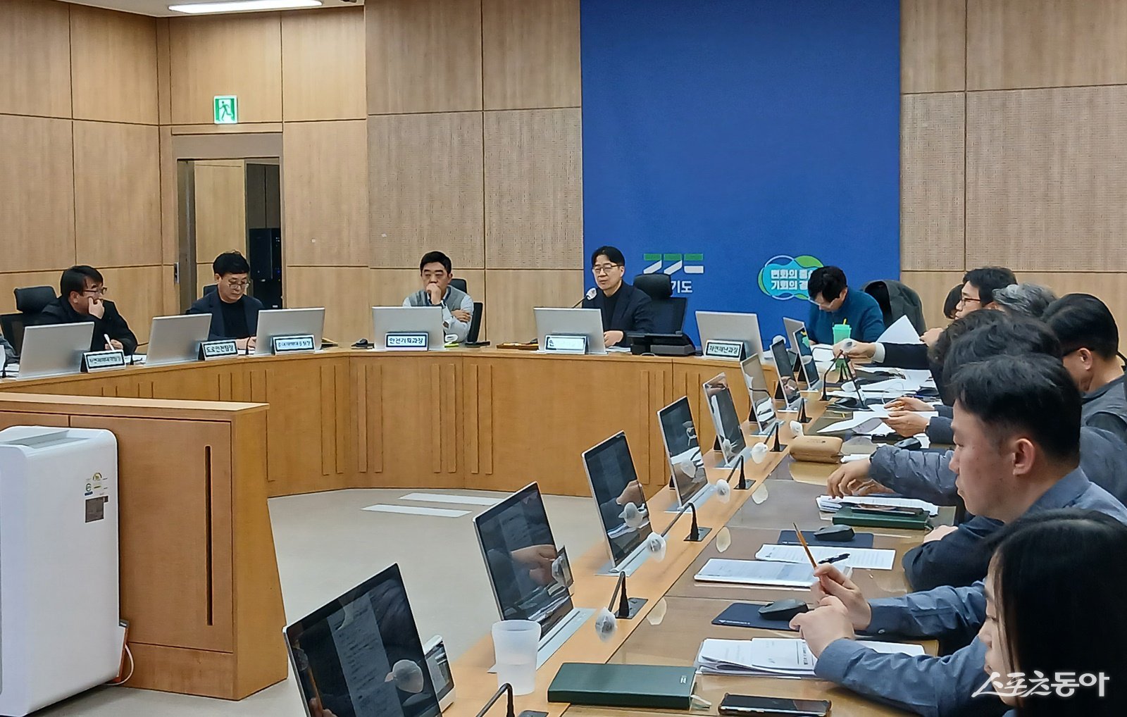 경기도는 여름철 집중호우로 인한 인명과 재산 피해를 예방하기 위해 지난 11일 재난상황실에서 ‘사전 재해예방대책 T/F 회의’를 개최했다. 사진제공|경기도