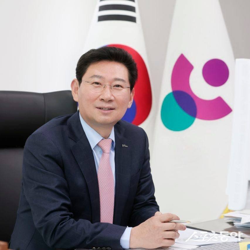 2026 제25회 이탈리아 밀라노·코르티나담페초 동계올림픽에서 메달을 획득한 김상겸 선수와 유승은 선수가 용인특례시민인 것으로 알려지며 이상일 용인특례시장을 비롯한 시민들의 환호를 받고 있다(이상일 용인특례시장). 사진제공｜용인시