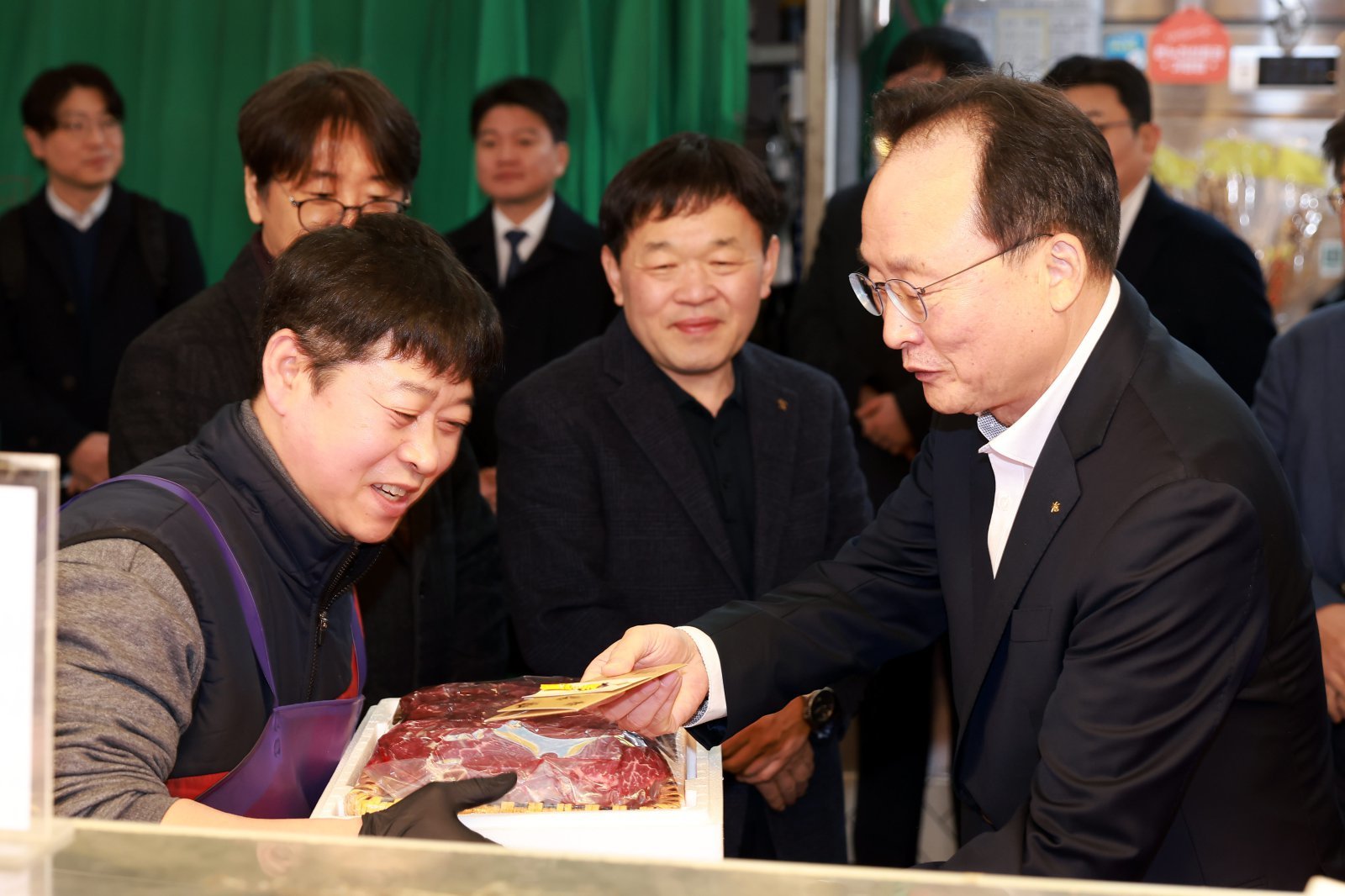 ‘전통시장 사랑나눔 행사’에서 식료품을 구입하고 있는 이환주 KB국민은행장. 사진제공|KB국민은행