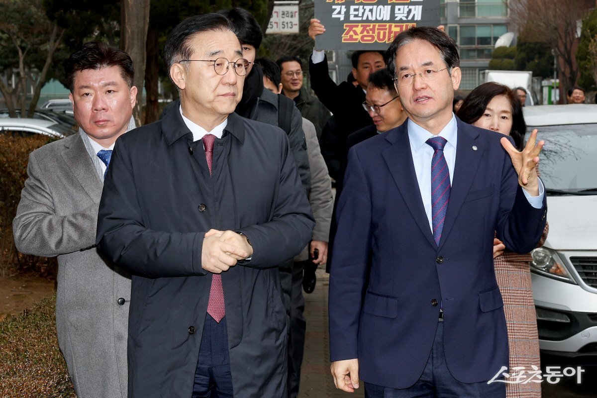 11일 일산신도시 선도지구 강촌마을 현장점검에 나선 이동환 고양특례시장(오른쪽)과 김윤덕 국토교통부 장관(왼쪽) 사진제공ㅣ파주시 