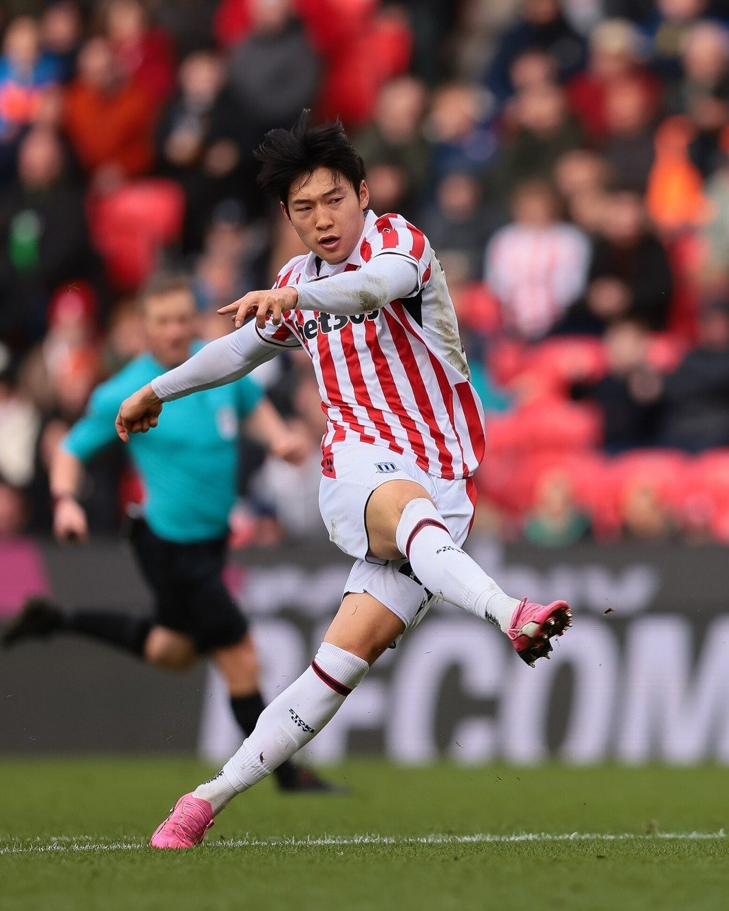 스토크시티 배준호가 12일(한국시간) 영국 더밸리서 열린 찰턴과 원정경기서 후반 29분 교체투입돼 그라운드를 누볐지만 팀의 0-1 패배를 막지 못했다. AP뉴시스