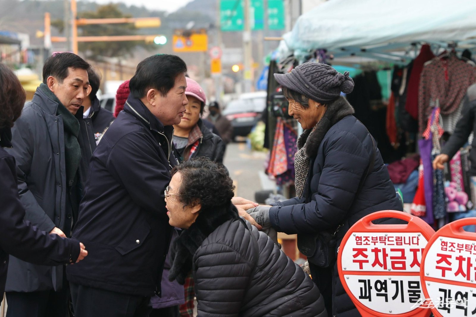 공영민 군수가  설 명절을 맞아 과역전통시장을 방문해 상인들의 애로사항을 청취하고 있다. 사진제공│고흥군