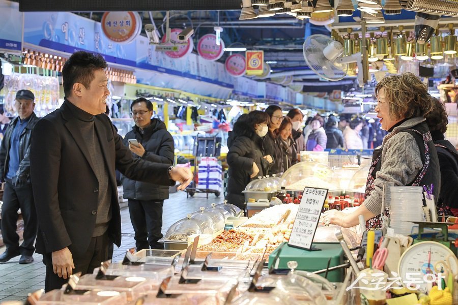 김정헌 중구청장이 설 명절 맞아 전통시장을 방문해 민생 경제 현장을 직접 점검했다. 사진제공｜인천 중구청