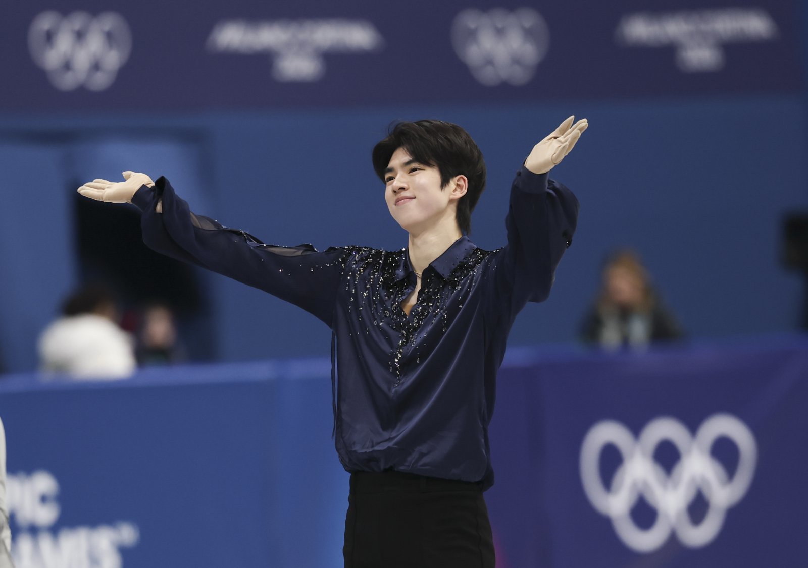 차준환이 8일(한국시간) 밀라노 아이스스케이팅 아레나에서 열린 피겨스케이팅 단체전 남자 싱글 쇼트프로그램에서 연기를 마친 뒤 인사하고 있다. 밀라노ㅣ뉴시스