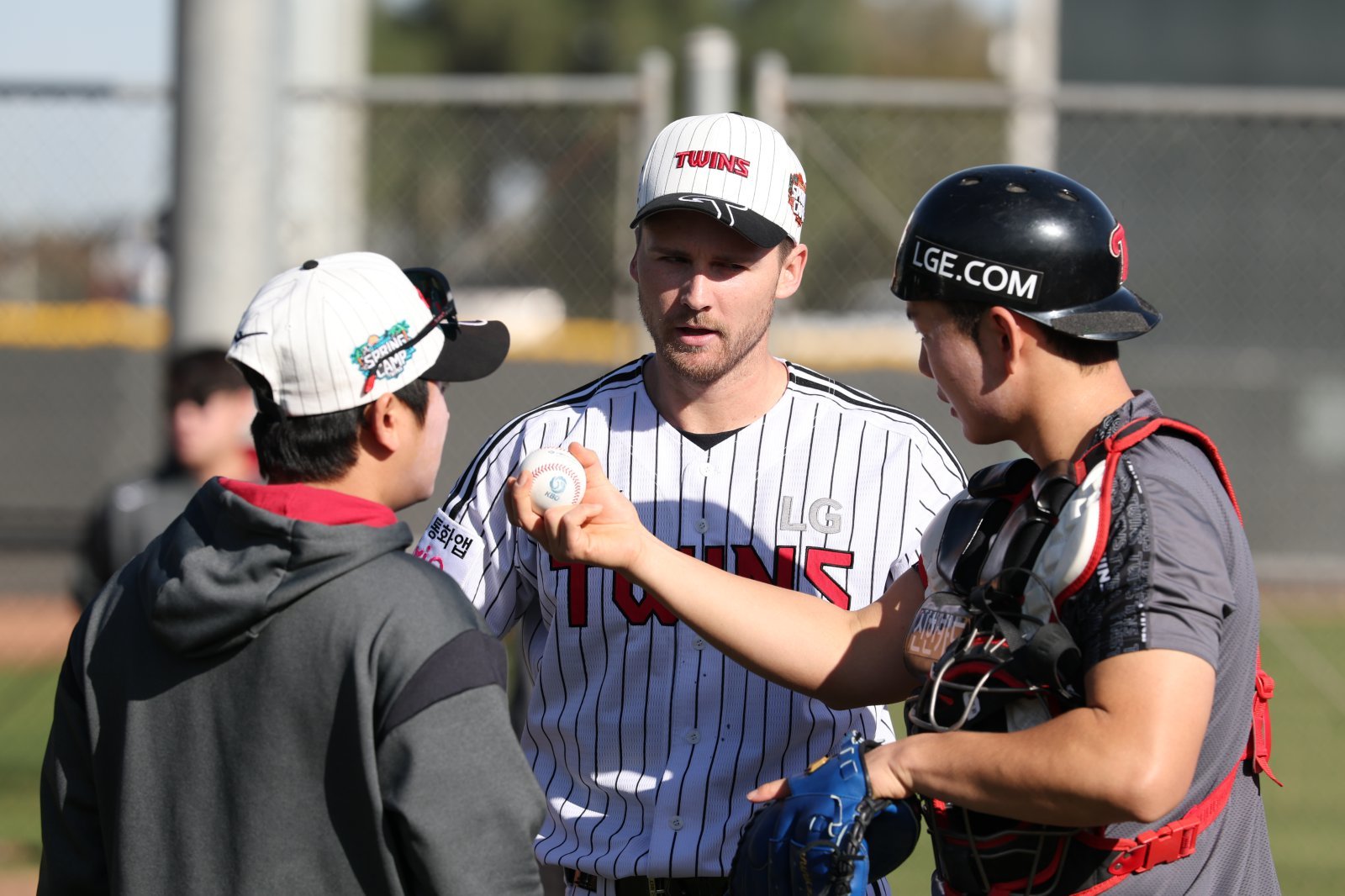 LG 외국인투수 앤더스 톨허스트(가운데)가 11일(한국시간) 미국 애리조나주 스코츠데일서 열리고 있는 팀 스프링캠프서 포수 이주헌(오른쪽)과 함께 자신의 피칭에 대해 얘기를 나누는 모습. 사진제공｜LG 트윈스