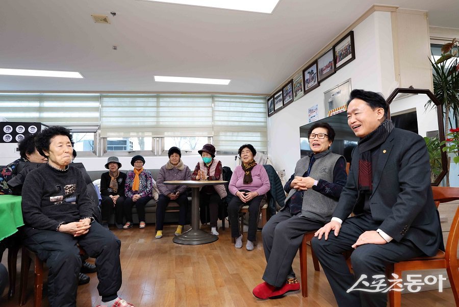 김찬진 인천 동구청장이 설 명절 맞아 경로당을 방문하여 어르신들의 의견을 청취했다. 사진제공｜인천 동구청