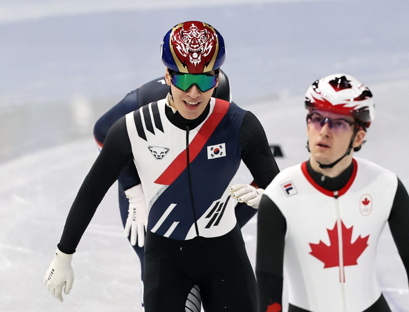 설 연휴에도 2026 밀라노·코르티나담페초동계올림픽에 참가 중인 선수들은 쉴 틈이 없다. 쇼트트랙 황대헌(왼쪽)은 15일(한국시간) 남자 1500m에서 올림픽 2연패에 도전한다. 밀라노ㅣ뉴시스