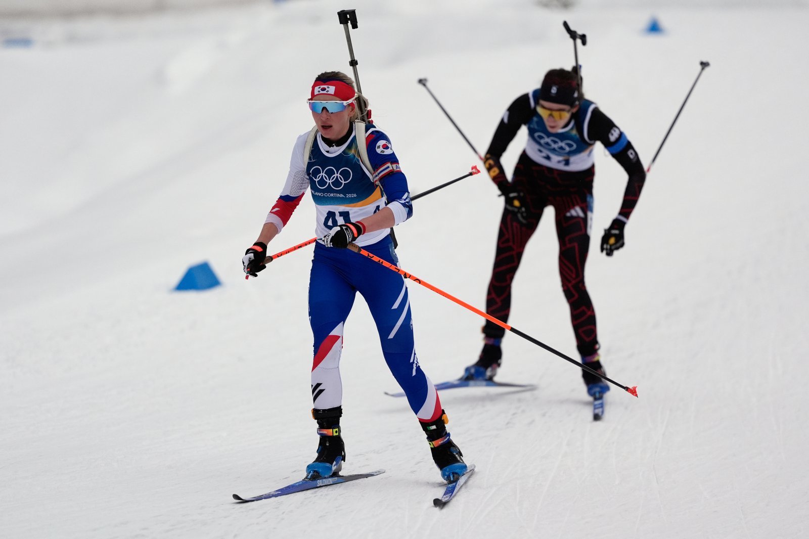 예카테리나 압바꾸모바(왼쪽)가 12일(한국시간) 이탈리아 안테르셀바 바이애슬론 아레나서 끝난 2026 밀라노·코르티나담페초동계올림픽 바이애슬론 여자 15㎞ 레이스에서 레이스를 펼쳐고 있다. 안테르셀바(이탈리아)｜AP뉴시스