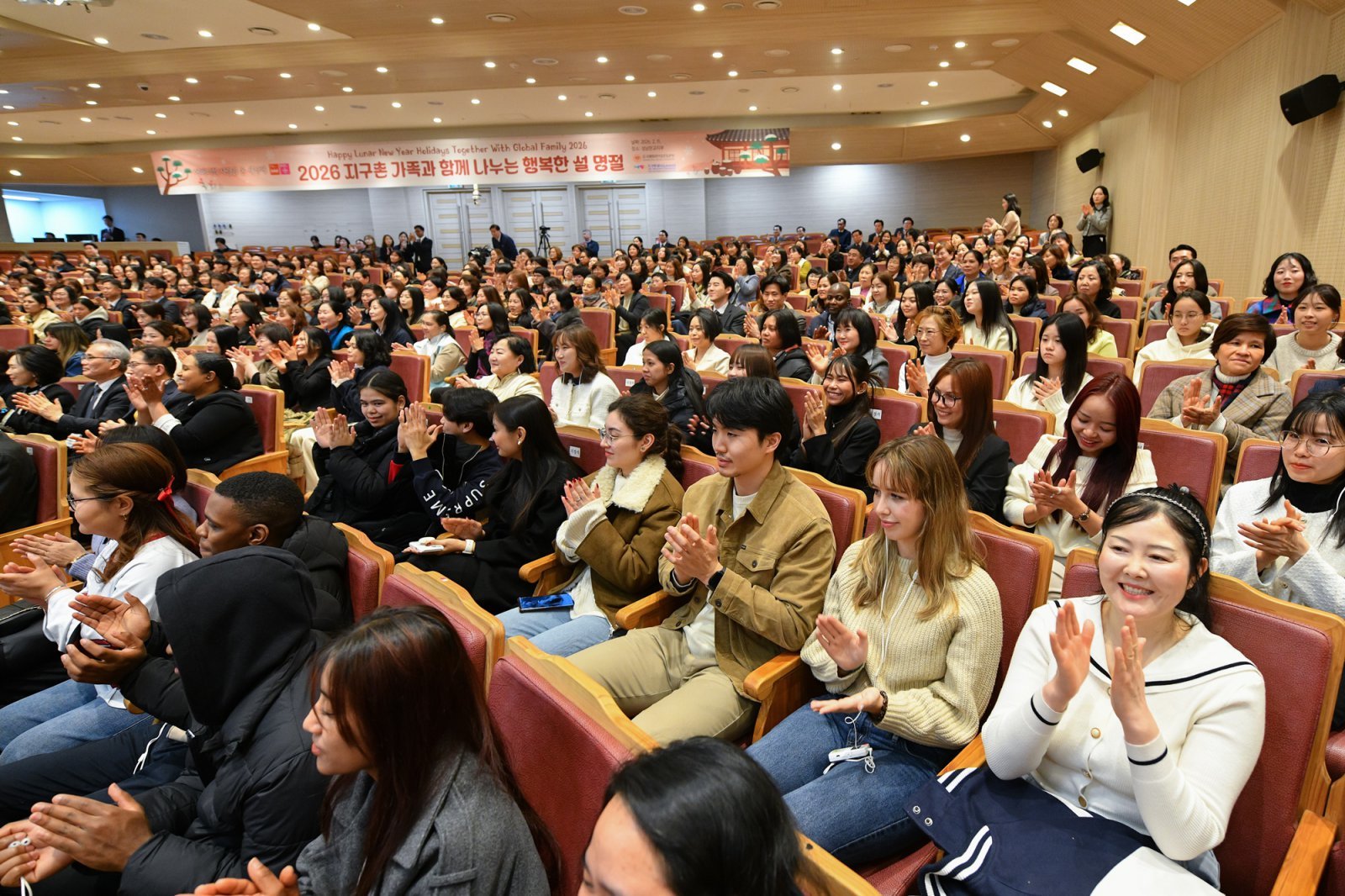 위러브유가 마련한 설맞이 행사에서 각국 외교관, 외국인 유학생, 다문화가족 등 지구촌 가족들이 한국 전통문화를 체험하고 명절 음식을 나누며 행복한 시간을 함께했다.