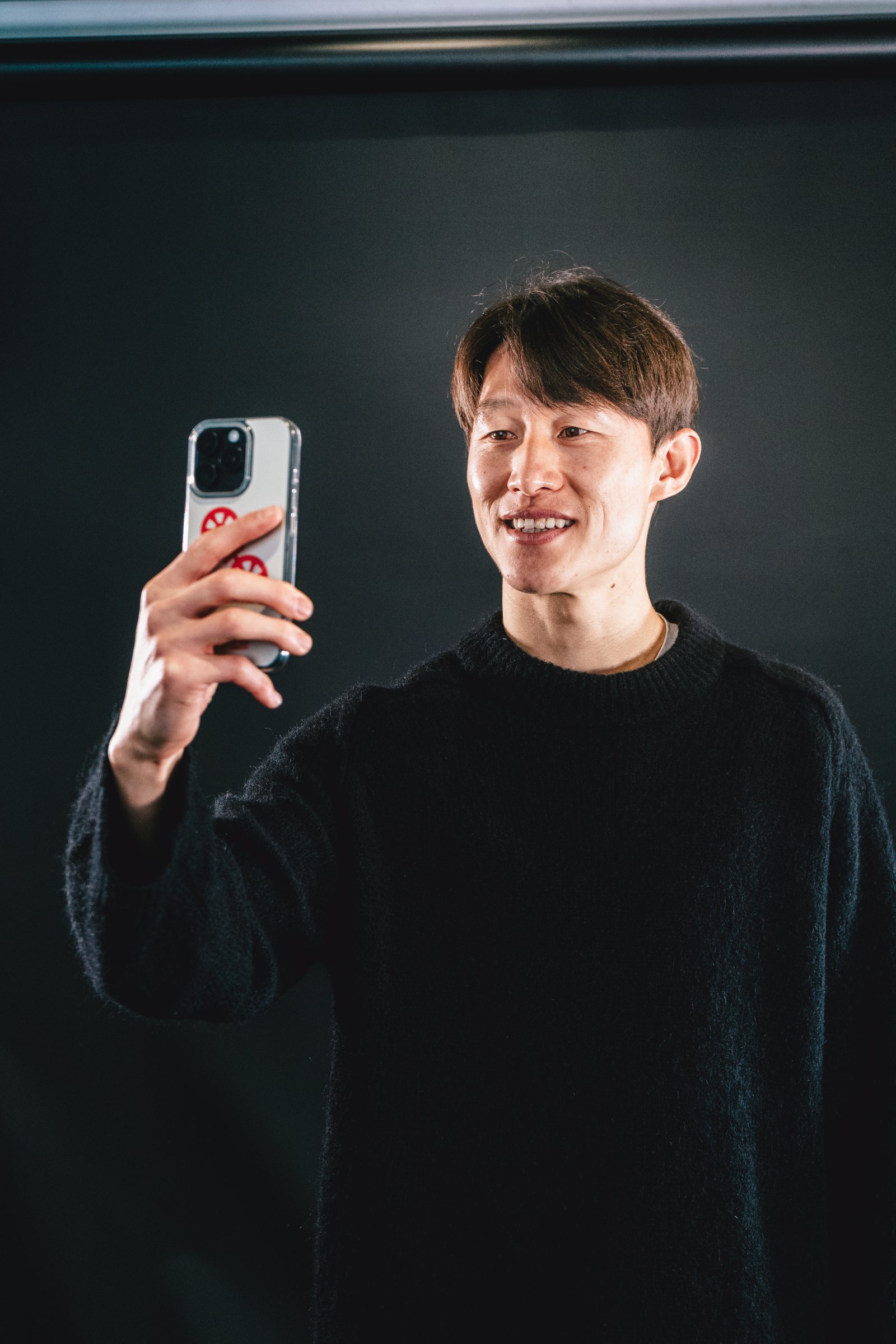 마인츠와 12일(한국시간) 계약연장를 마친 이재성이 휴대폰 셀카를 찍으며 미소짓고 있다. 사진제공｜FSV마인츠05