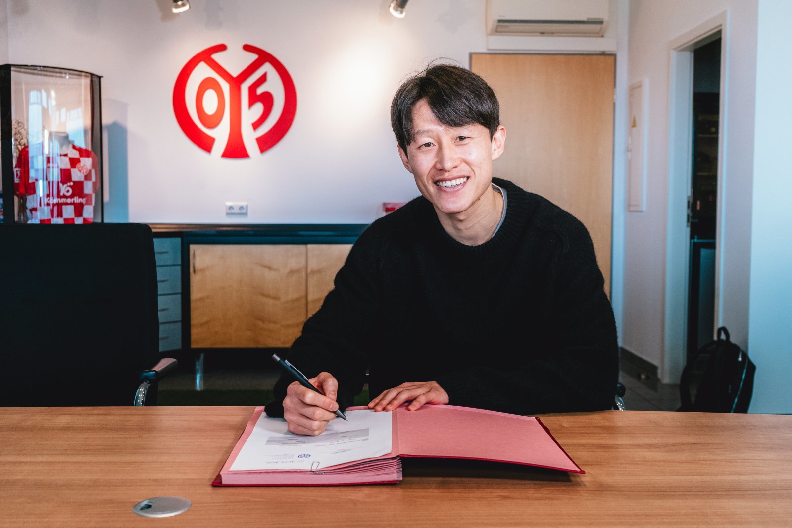 마인츠 이재성이 12일(한국시간) 구단과 계약연장에 합의한 뒤 계약서에 사인하며 웃고 있다. 사진제공｜FSV마인츠05