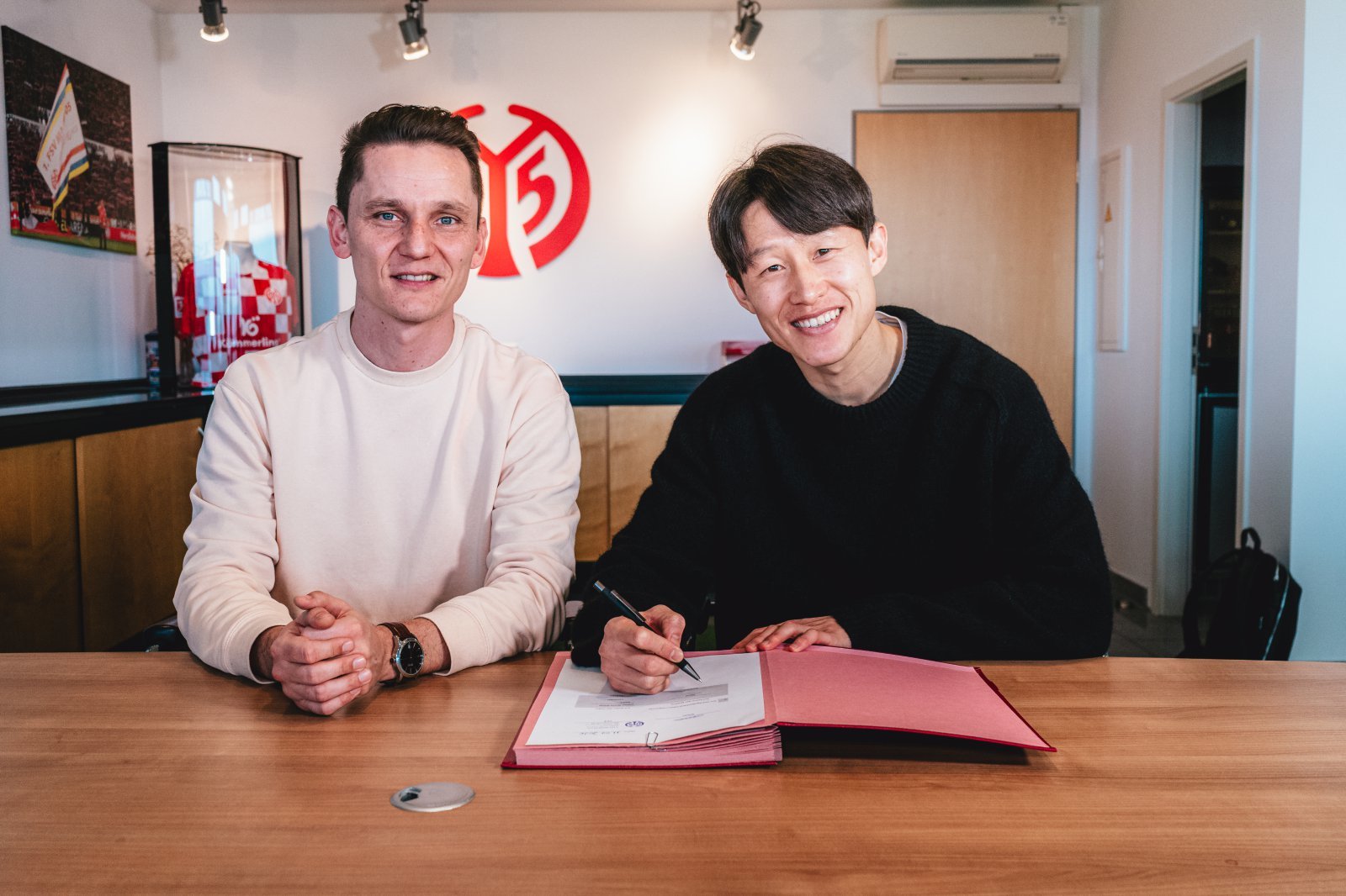 마인츠 이재성(오른쪽)이 12일(한국시간) 재계약 계약서에 서명하며 니코 붕가르트 단장과 활짝 웃었다. 사진제공｜FSV 마인츠05