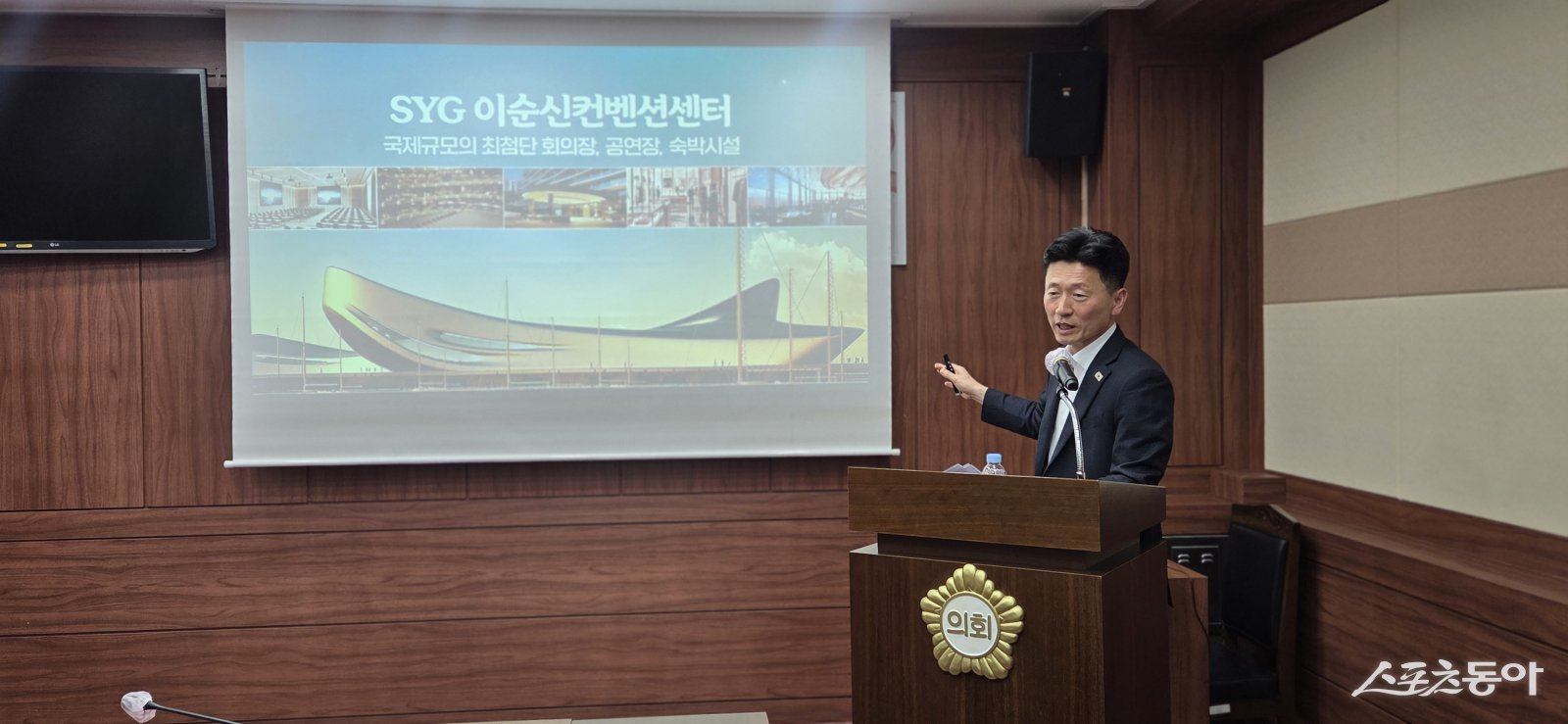 이성수 진보당 순천시장 후보가 12일 기자회견을 열고 SYG메가시티 프로젝트에 대하여 설명하고 있다. 사진제공|박기현 기자