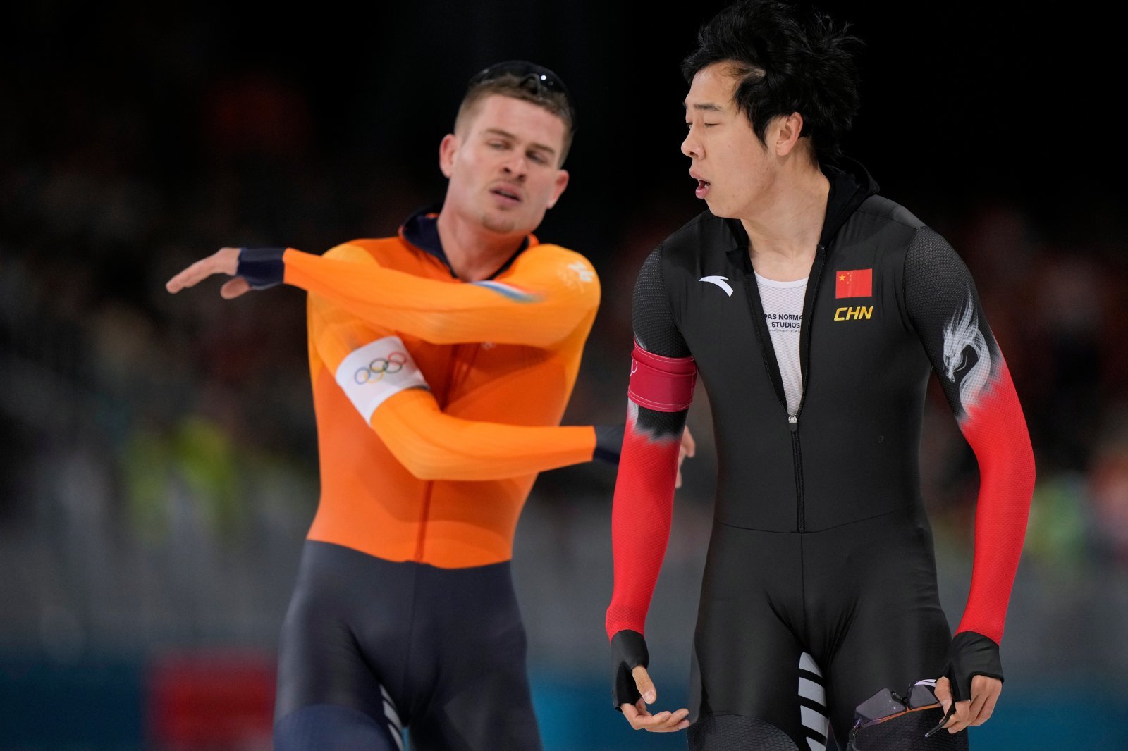 네덜란드 유프 베네마르스(왼쪽)가 12일(한국시간) 이탈리아 밀라노 스피드스케이팅 스타디움서 열린 2026밀라노·코르티나담페초동계올림픽 스피드스케이팅 남자 1000m에서 레이스를 마친 뒤 중국 롄쯔원의 방해에 불만을 표출하고 있다. 밀라노｜AP뉴시스