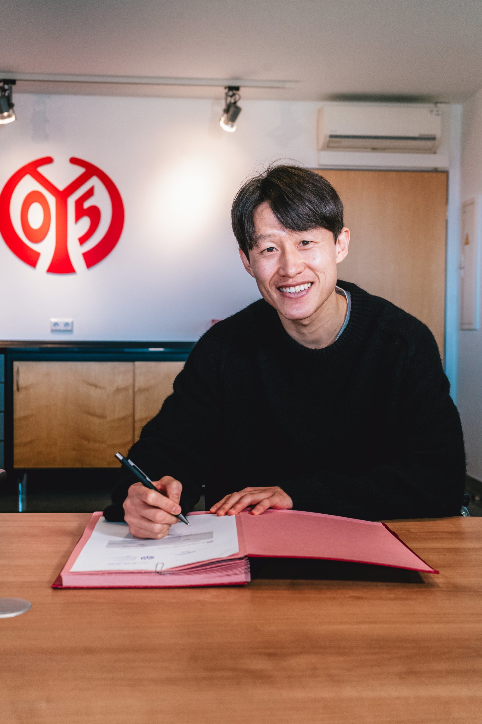 마인츠 이재성이 12일(한국시간) 재계약 계약서에 사인하며 미소짓고 있다. 사진제공｜FSV마인츠05