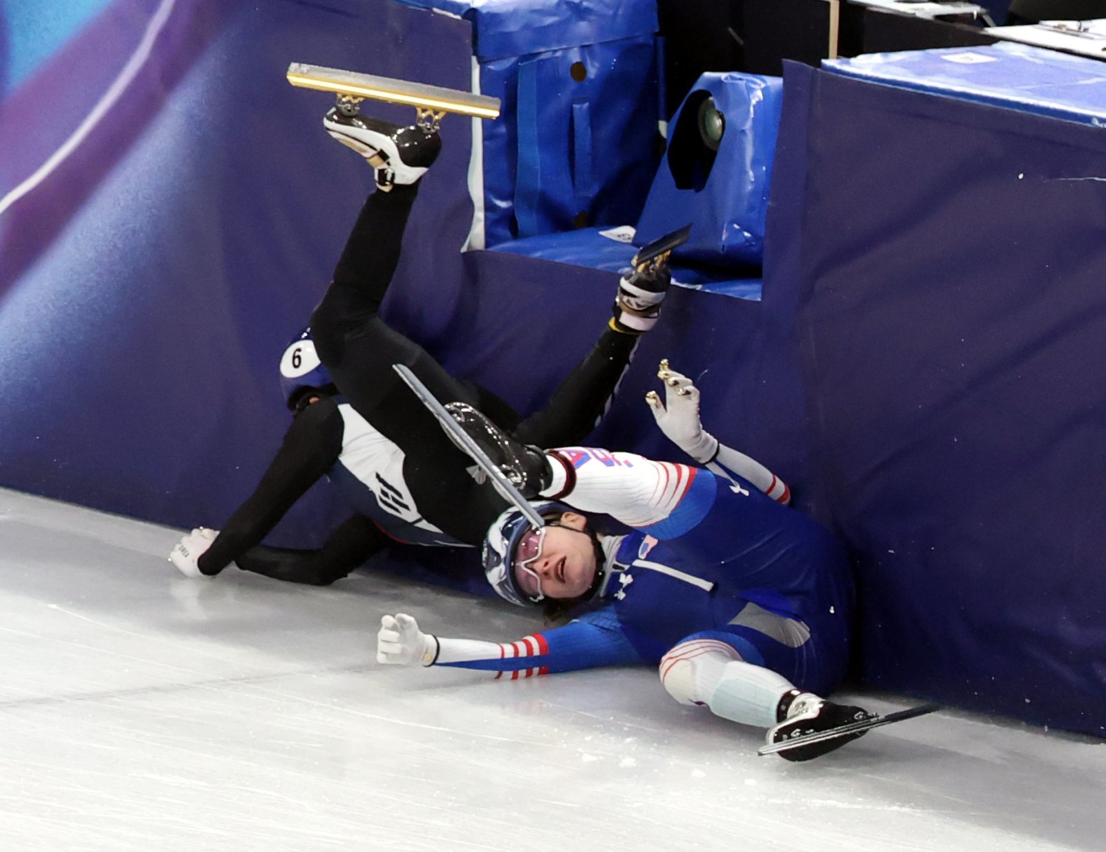 한국 쇼트트랙대표팀 김길리(6번)가 10일(한국시간) 밀라노 아이스스케이팅 아레나서 열린 밀라노올림픽 2000m 혼성계주 준결선 도중 미끄러진 미국의 코린 스토터드에게 걸려 넘어지고 있다. 밀라노ㅣ뉴시스