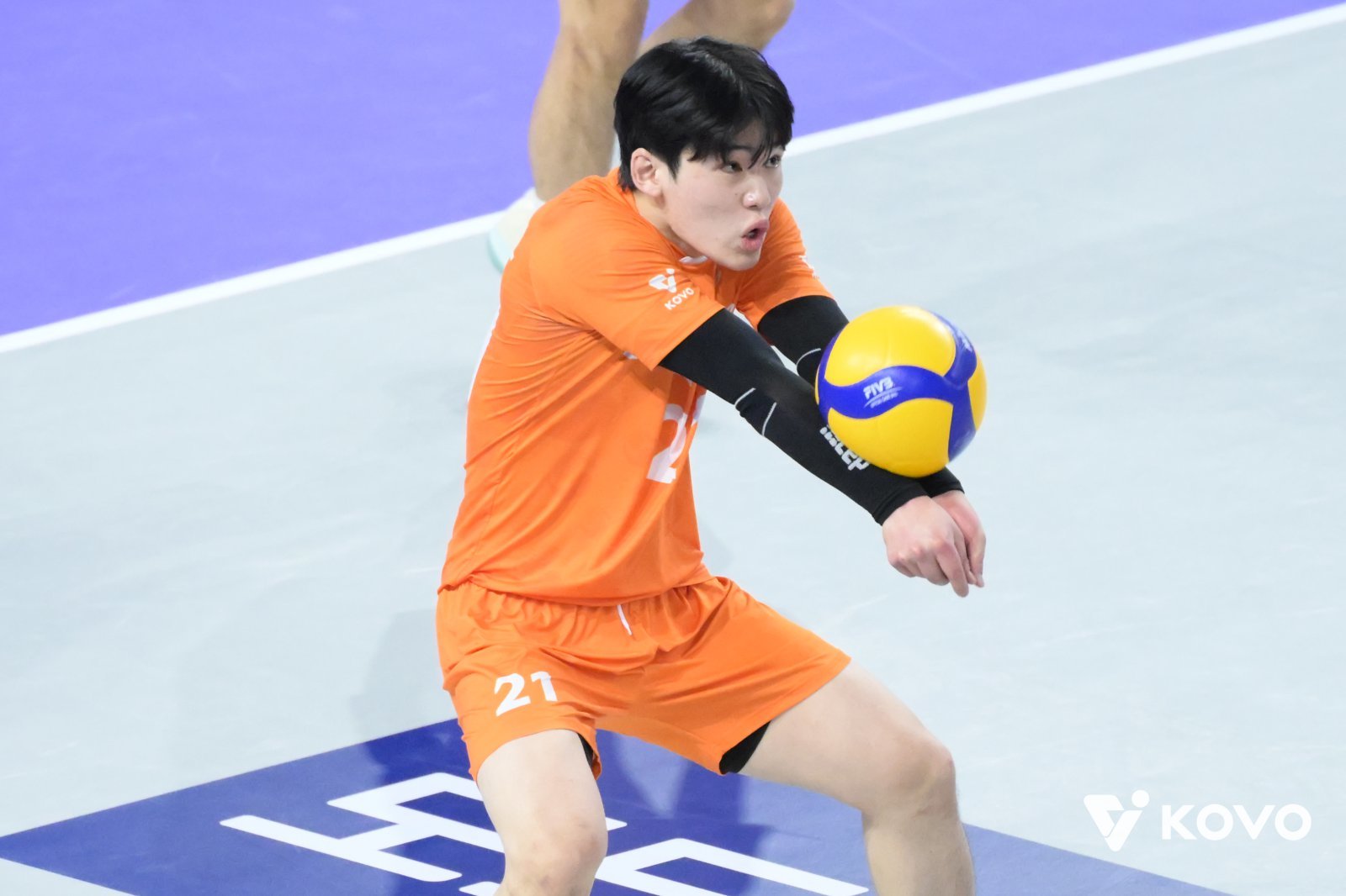 대한항공은 아웃사이드 히터 이든과 리베로 강승일(사진) 조합이 자리를 잡아야 현대캐피탈과 선두 경쟁서 앞서나갈 수 있을 것으로 보인다. 사진제공│KOVO