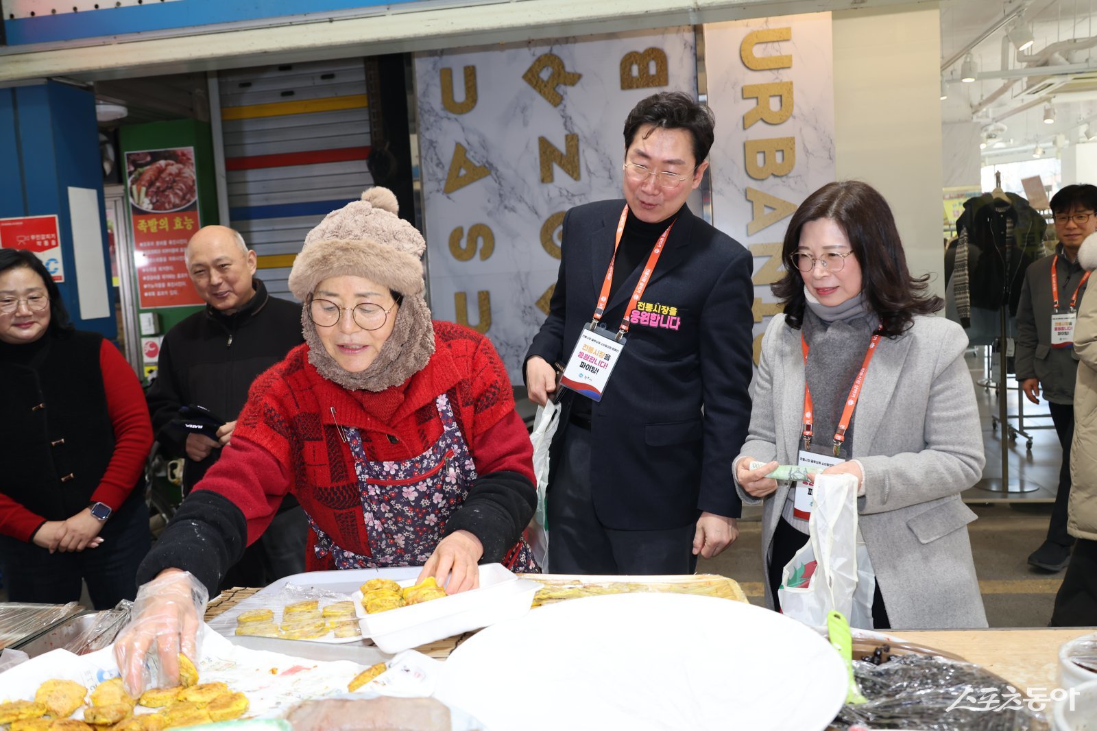 설맞이 장보기 행사에 참석한 원강수 원주시장. 원주시 제공