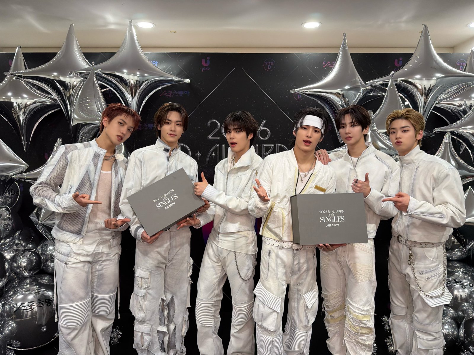 진심을 담은 담례품. 디 어워즈X싱글즈 기프트 박스에 시상식을 빛낸 아티스트들도 큰 호응으로 화답했다. 82메이저는 제2회 디 어워즈X싱글즈가 협럽한 기프트 박스를 열고 ‘장시간 조명 노출이 빚는 피부 트러블을 고려’한 최상의 구성이라며 격찬을 아끼지 않았다.