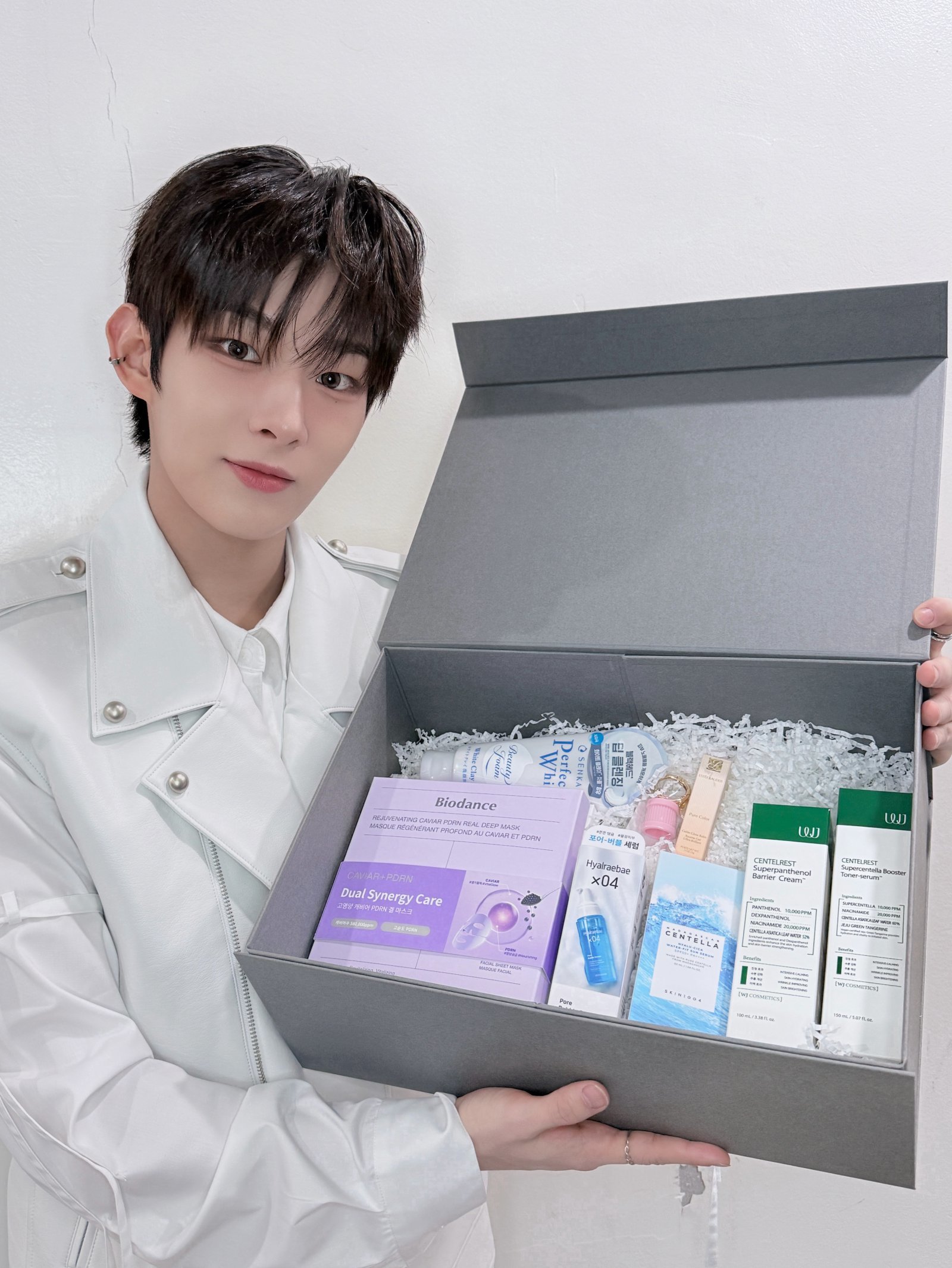 ‘2025년 최고 신예’ 아홉의 멤버 스티븐. 올해 디 어워즈X싱글즈 기프트 박스에는 에스티로더, 센카를 비롯해 바이오던스, 믹순, 스킨1004, WJ코스메틱 등 대중에게 큰 사랑받는 최고의 뷰티 브랜드가 함께했다.