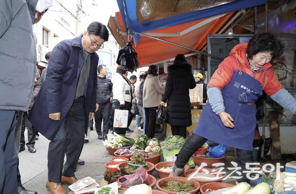 대구 북구가 설 명절을 앞두고 동대구시장과 동대구신시장에서 장보기 행사를 진행하고 있는 모습. 사진제공ㅣ대구 북구