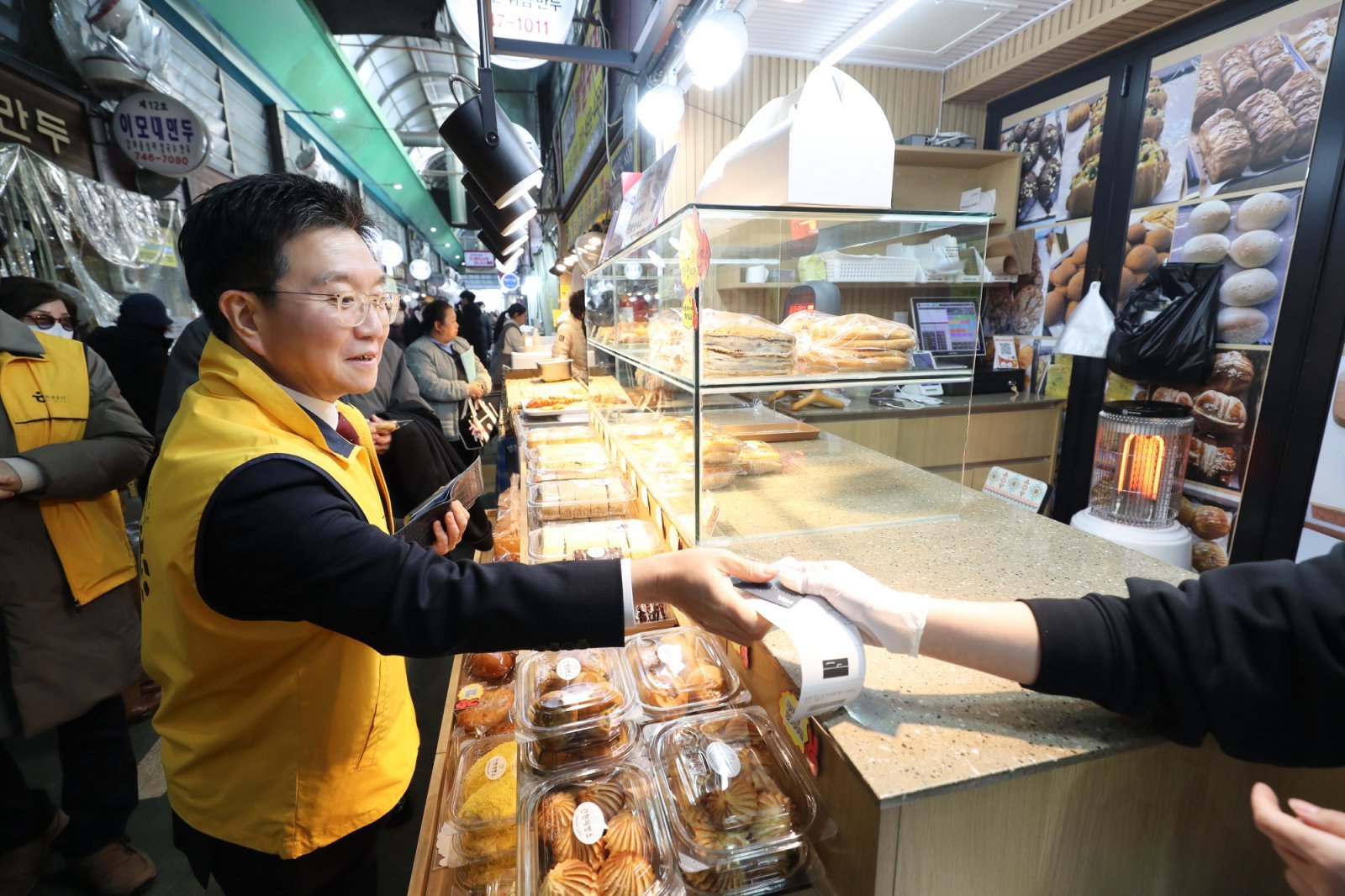 시장에서 제과 제품을 구입하고 있는 한국관광공사 박성혁 사장         사진제공=한국관광공사