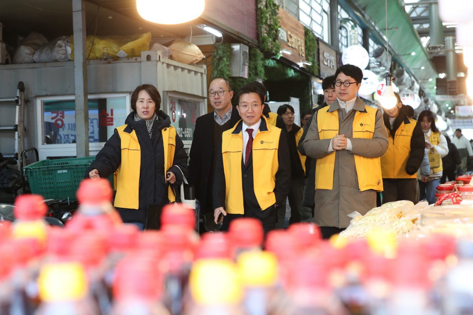  시장에서 장보기 행사를 진행중인 공사 임직원들