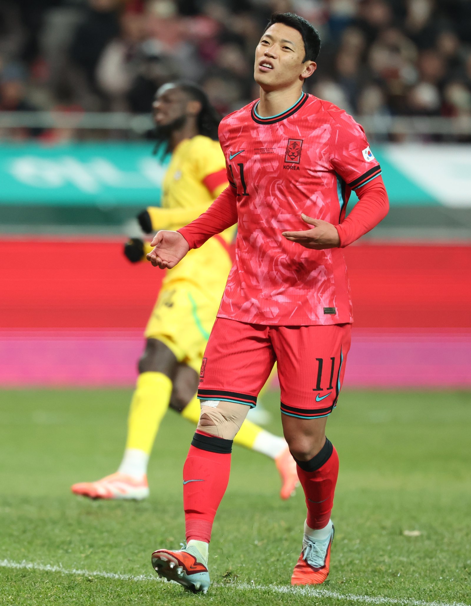 황희찬의 소속사 비더에이치씨 코퍼레이션은 12일 “현재 보도된 갑질 상황 및 무상 서비스 편취 건은 사실과 무근하다”며 “스타 플레이어의 지위와 선행을 역이용해 자신의 경제적 빈곤을 탈피하려는 목적으로 악의적으로 허위 사실을 적시·보도한 행위에 대해 적극적으로 법적 대응하겠다”고 밝혔다. 상암｜뉴시스