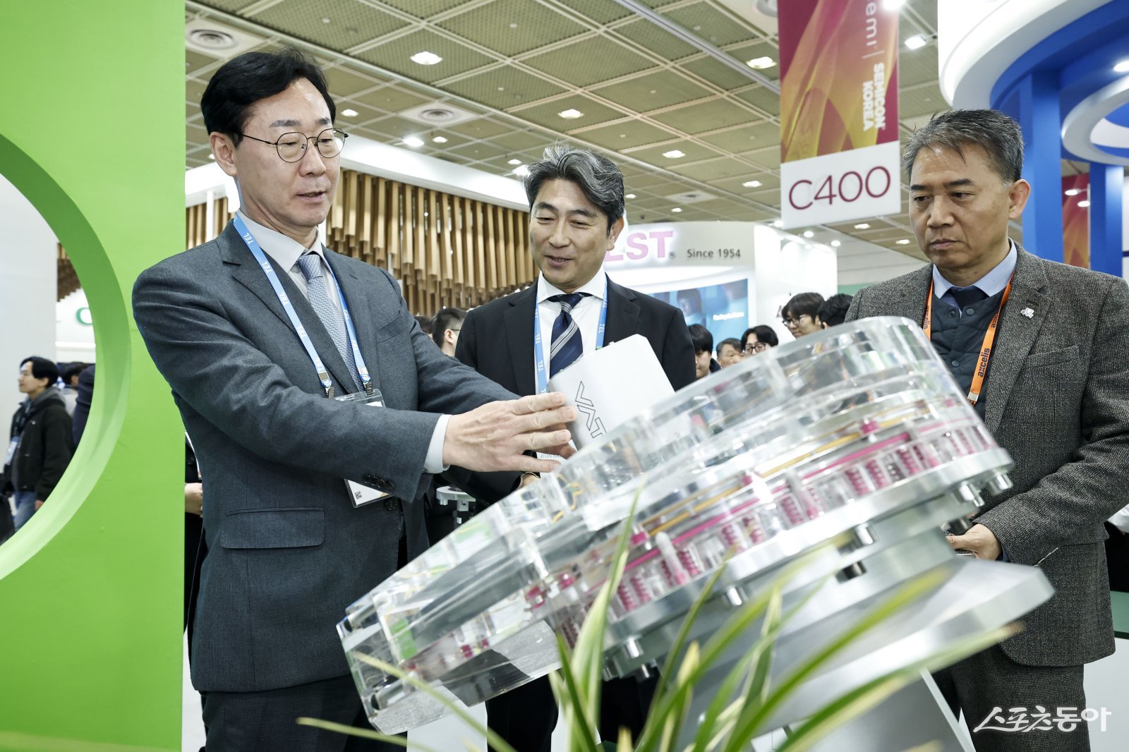 정명근 화성특례시장이 반도체 장비 모형을 살펴보며 기업 관계자와 기술 현황에 대해 의견을 나누고 있다. 사진제공｜화성시