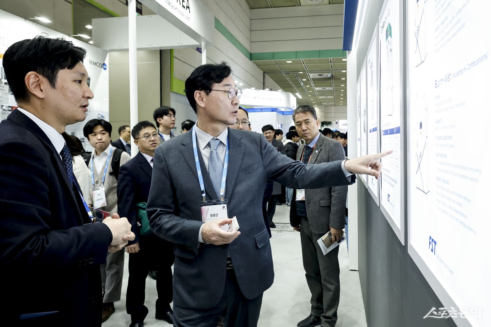 정명근 화성특례시장이 ‘세미콘 코리아 2026’ 전시장에서 반도체 기술 설명을 듣고 주요 내용을 살펴보고 있다. 사진제공｜화성시