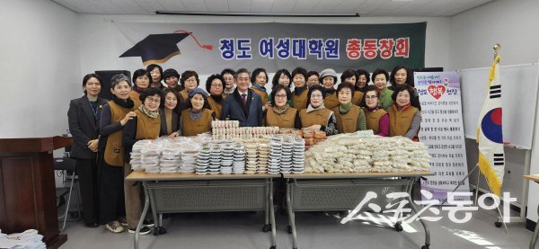 청도여성대학원총동창회가 취약계층을 위한 떡국떡 나눔 봉사활동을 실시했다. 사진제공 ㅣ 청도군