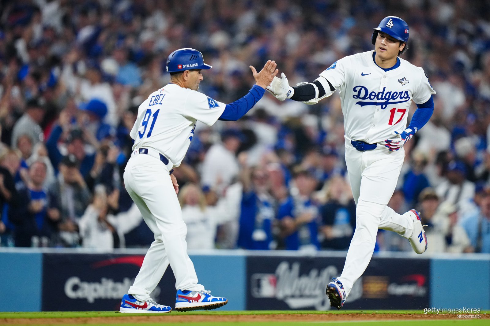 3루 주루코치와 하이파이브 하는 오타니 쇼헤이. 사진=게티이미지코리아