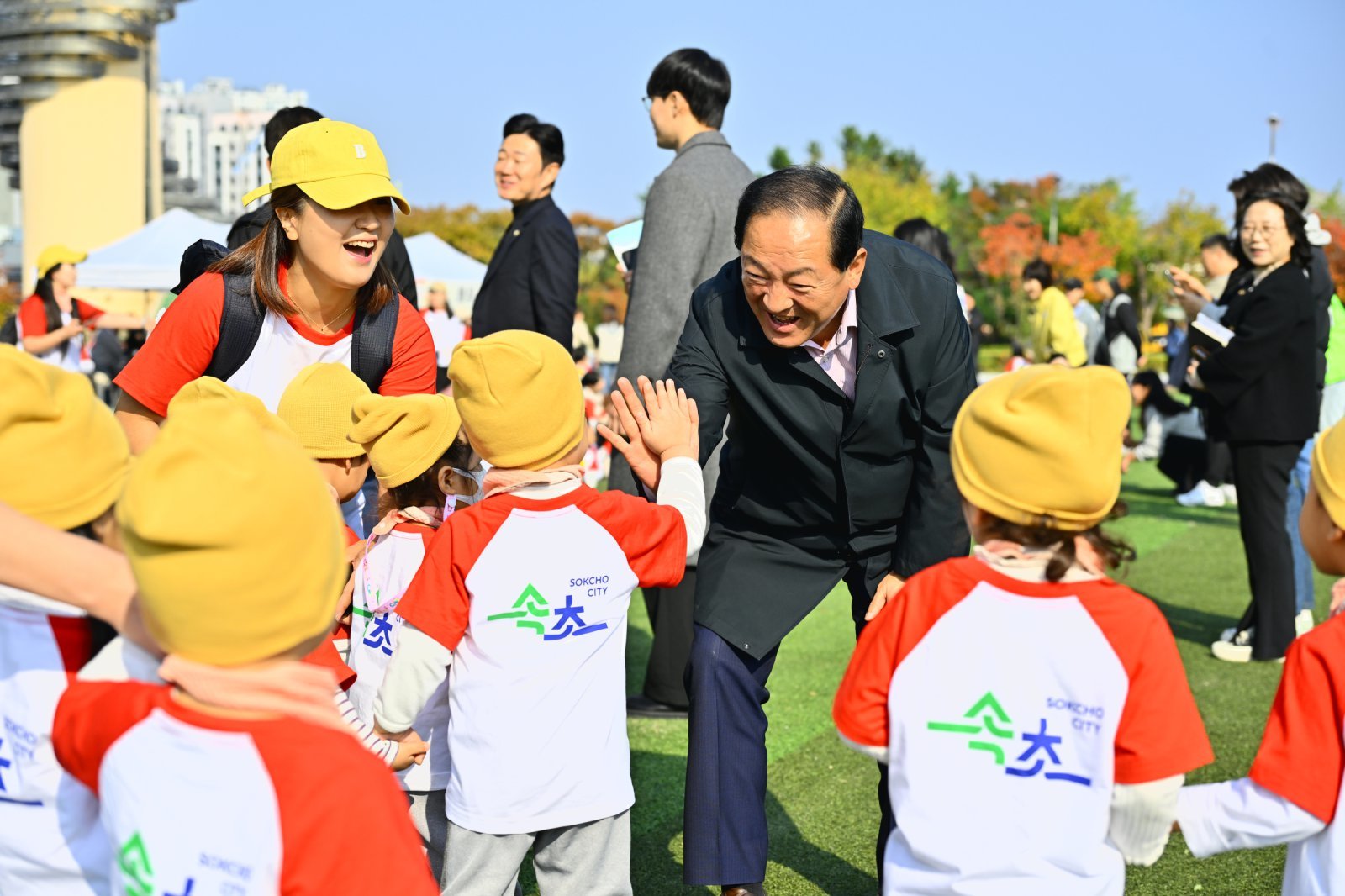 이병선 속초시장. 사진은 지난해 어린이집 새싹축제에 직접 참가한 이 시장. 속초시 제공