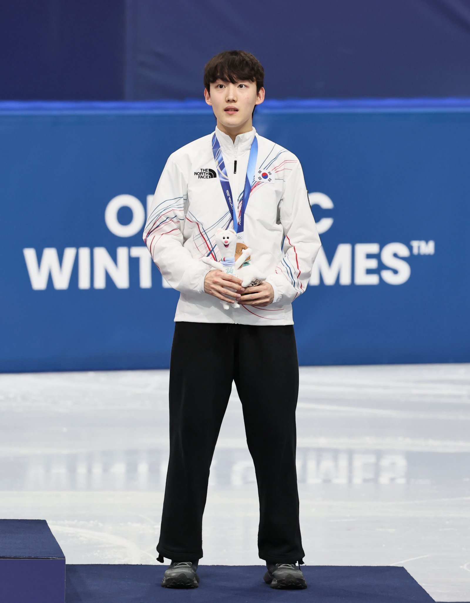 임종언(왼쪽)이 13일(한국시간) 밀라노 아이스스케이팅 아레나에서 열린 남자 1000m 결선서 동메달을 따낸 뒤 시상식에서 마스코트 인형을 들고 기뻐하고 있다. 밀라노ㅣ뉴시스