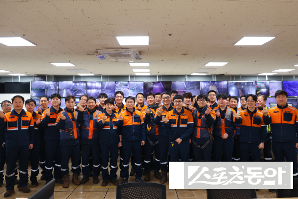 박남식 포항제철소장과 제선부 직원들이 12일 단체 기념촬영을 하고 있는 모습. 사진제공ㅣ포스코