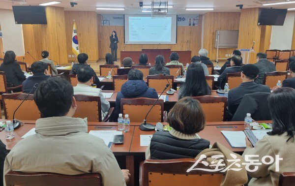 ‘2026학년도 학교폭력 전담조사관’ 위촉 대상자를 상대로 역량 강화 연수를 진행중인 모습. 사진제공 I 광주광역시교육청