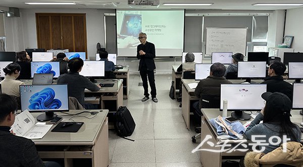 경산시가 ‘2026년 상반기 정보화 농업인 경영·마케팅 교육’을 실시하고 있는 모습. 사진제공ㅣ경산시