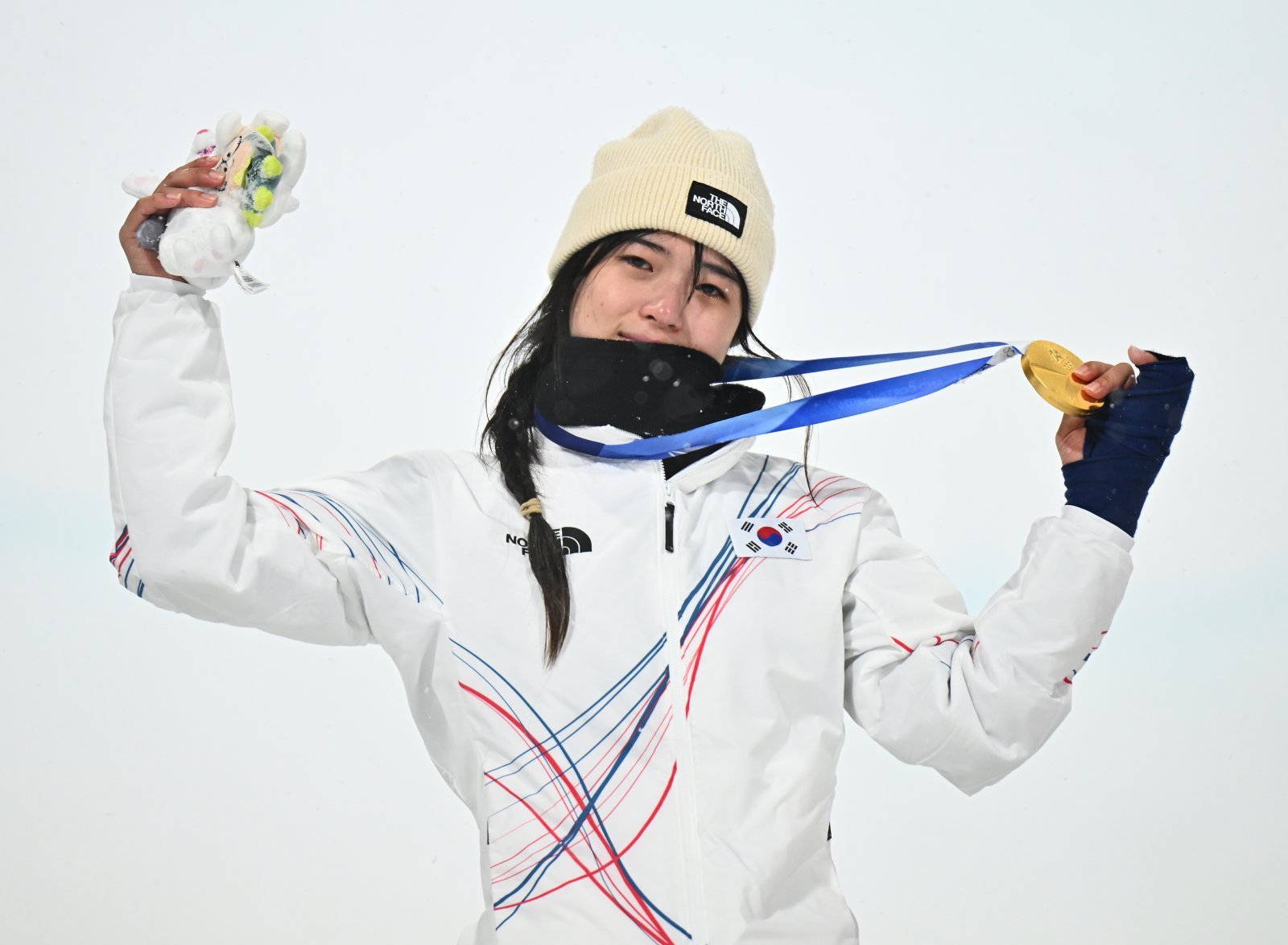최가온(가운데)이 13일 리비뇨 스노파크에서 열린 여자 스노보드 하프파이프에서 금메달을 차지한 뒤 시상대에서 활짝 웃고 있다.  리비뇨ㅣ신화뉴시스