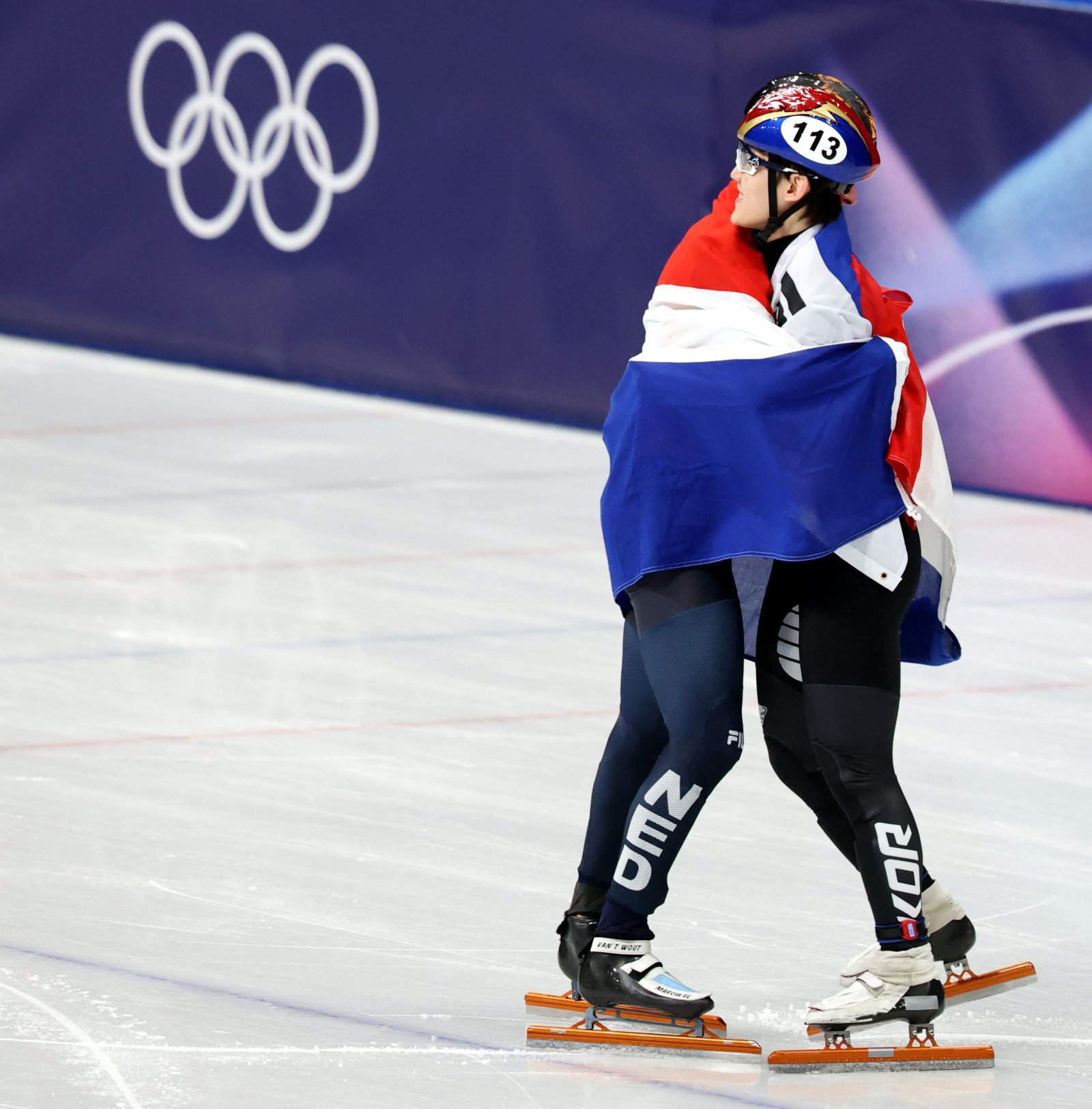 대한민국 남자쇼트트랙대표팀 임종언(오른쪽)이 13일(한국시간) 밀라노 아이스스케이팅 아레나에서 열린 남자 1000m에서 동메달을 차지한 뒤 금메달리스트 옌스 반트바우트(네덜란드)를 축하해주고 있다. 밀라노ㅣ뉴시스