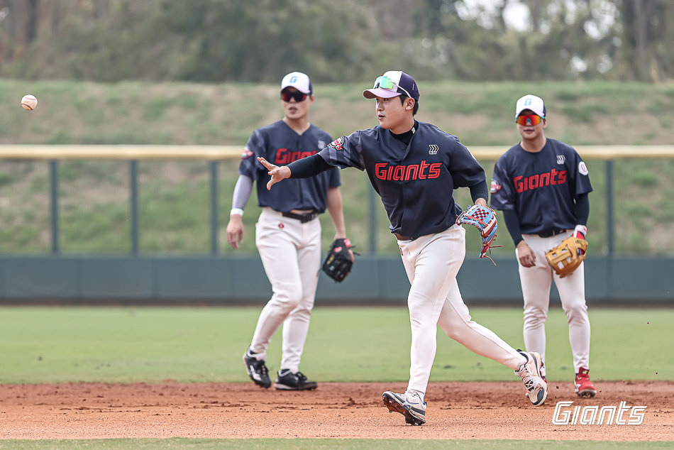 롯데가 스프링캠프 기간 대만의 불법 사행성 게임장에 출입한 고승민, 김동혁, 나승엽, 김세민을 즉각 귀국 조처했다. 사진제공｜롯데 자이언츠