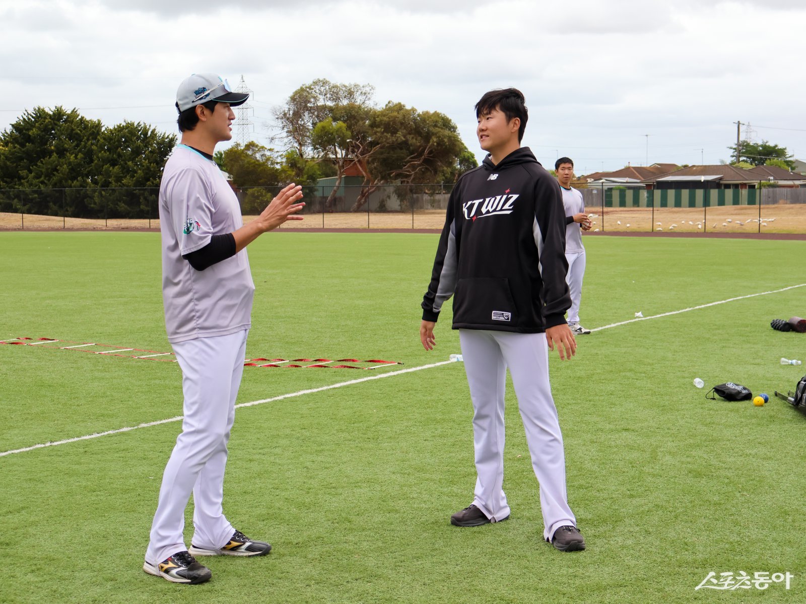 KT 고영표(왼쪽)가 13일 호주 질롱 베이스볼 센터서 열린 스프링캠프 도중 라이브 BP를 소화한 권성준과 대화하고 있다. 사진제공｜KT 위즈