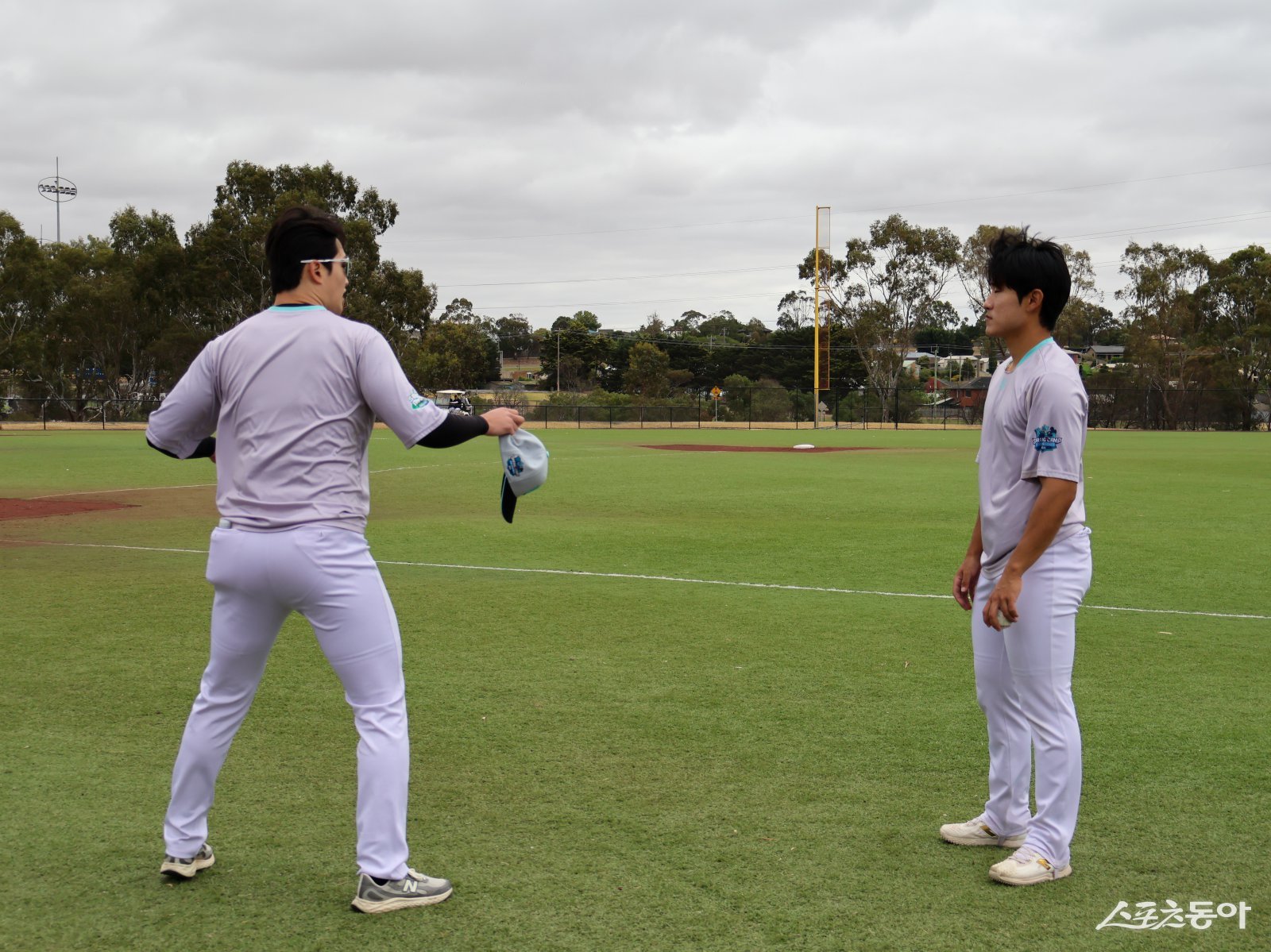 KT 배제성(왼쪽)이 13일 호주 질롱 베이스볼 센터서 열린 스프링캠프 도중 라이브 BP를 소화한 임준형과 대화하고 있다. 사진제공｜KT 위즈
