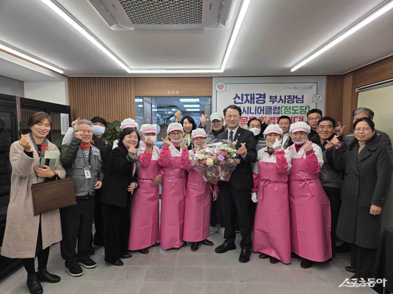 인천광역시 신재경 정무부시장은 민족 대명절 설을 맞아 지난 13일 남동구에 위치한 노인일자리지원기관 남동시니어클럽의 ‘정도담 반찬가게’를 방문해 어르신들과 종사자들을 격려하고 따뜻한 소통의 시간을 가졌다. 사진제공｜남동시니어클럽