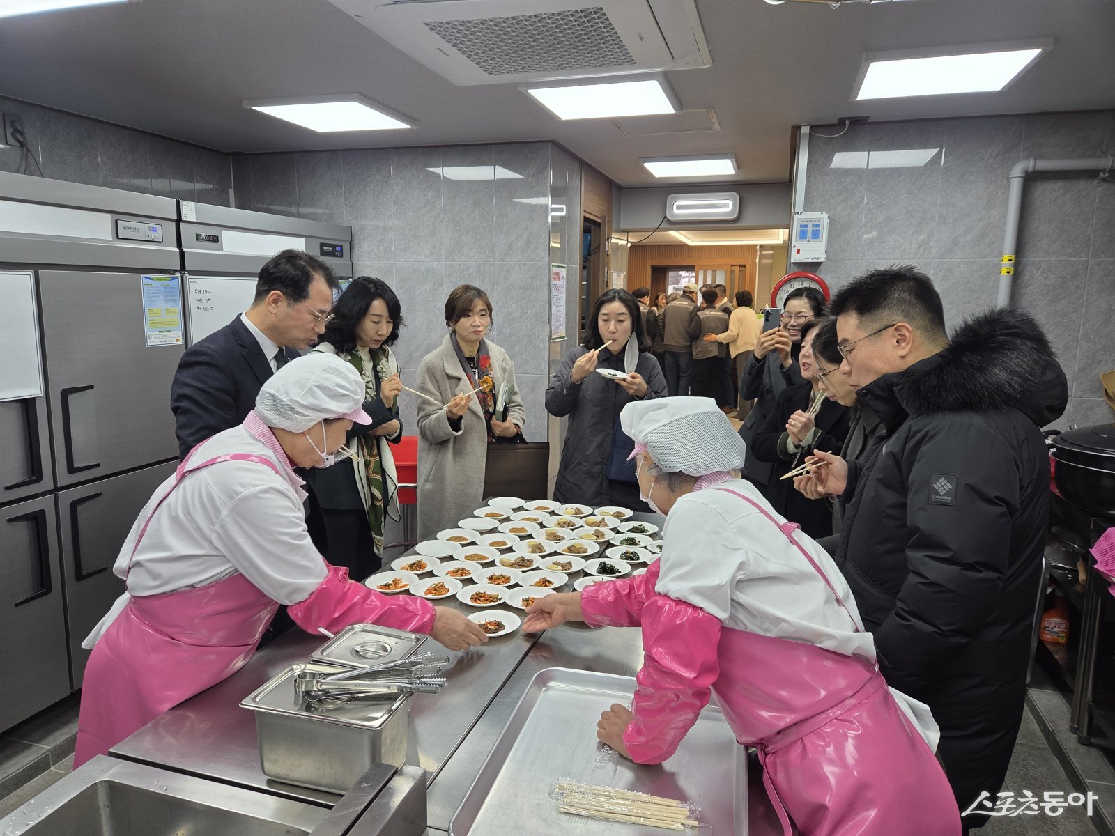 인천광역시 신재경 정무부시장은 민족 대명절 설을 맞아 지난 13일 남동구에 위치한 노인일자리지원기관 남동시니어클럽의 ‘정도담 반찬가게’를 방문해 어르신들과 종사자들을 격려하고 따뜻한 소통의 시간을 가졌다. 사진제공｜남동시니어클럽