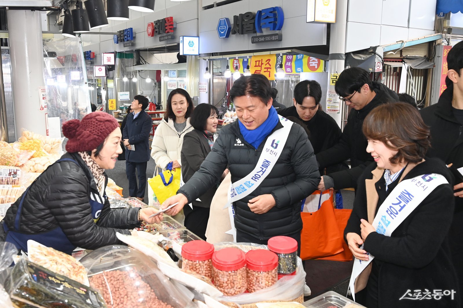 이날 조용익 시장은 원종종합시장, 역곡남부시장, 역곡상상시장을 차례로 방문해 상인들과 인사를 나누고 현장 상황을 살폈다. 사진제공|부천시