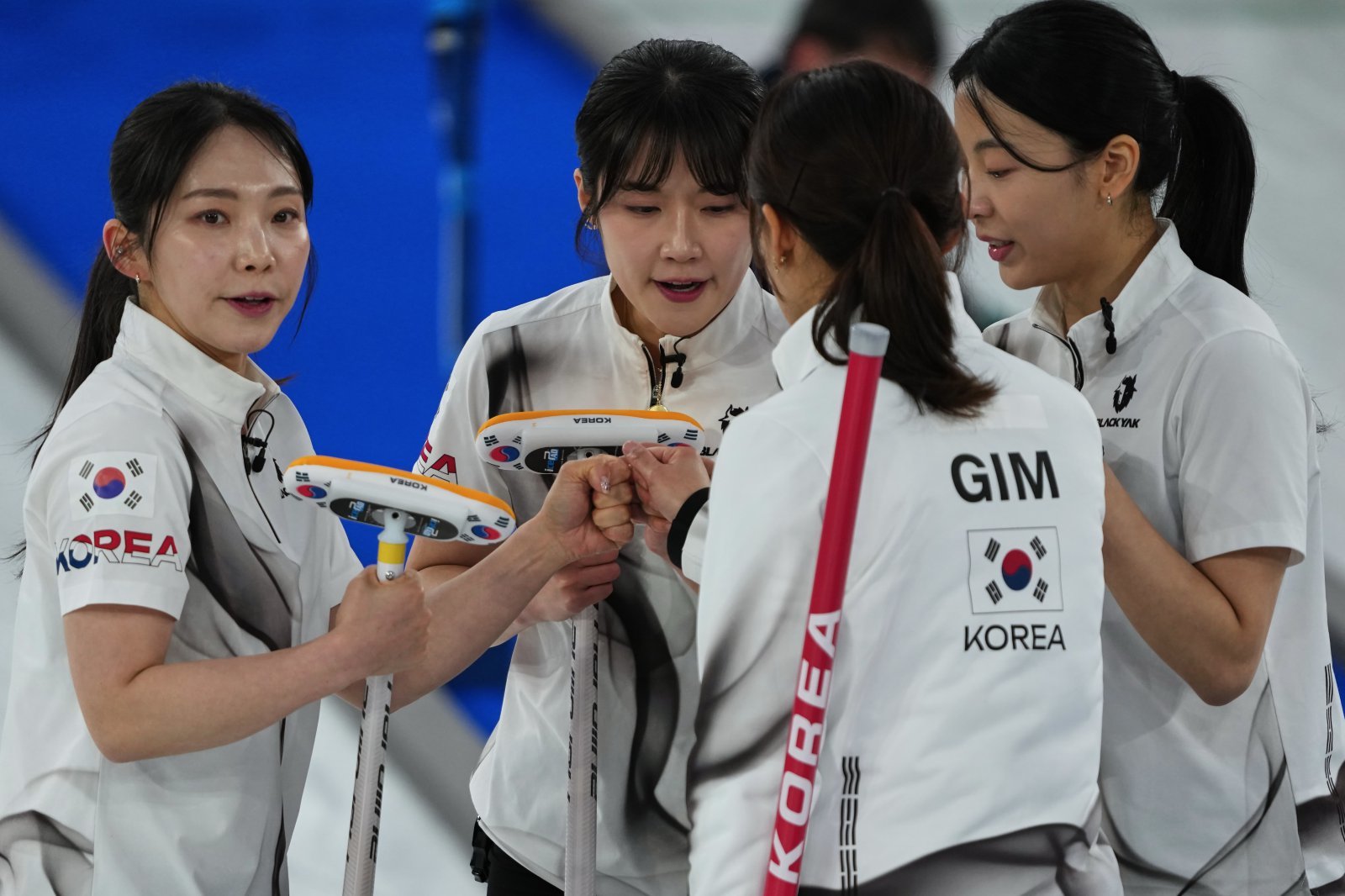 한국 여자컬링대표팀이 14일(한국시간) 코르티나 컬링 스타디움서 열린 라운드로빈 3차전서 영국을 꺾고 1패 후 2연승을 질주했다. 코르티나ㅣAP뉴시스
