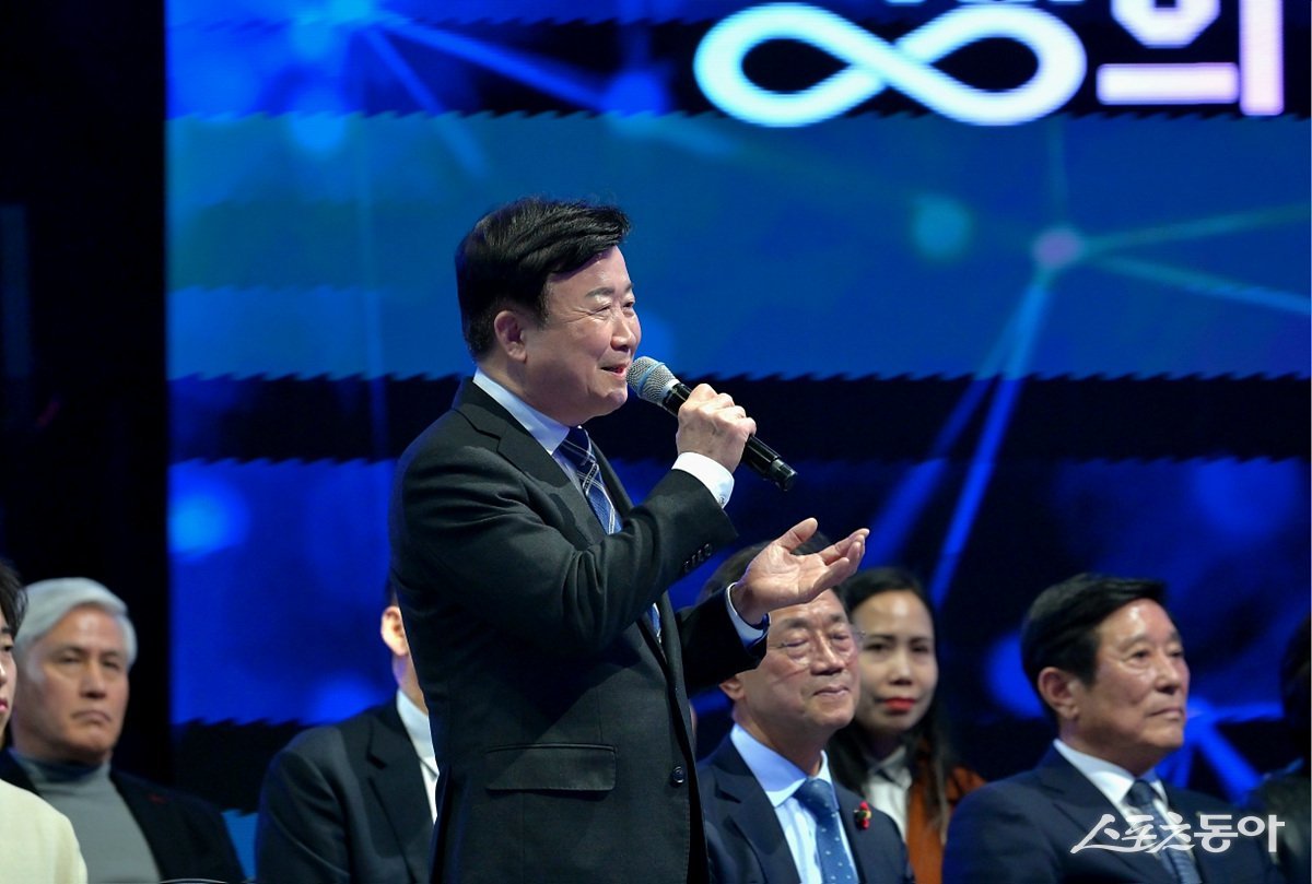 정기명 여수시장이 지난 13일 ‘전남·광주 행정통합 찾아가는 타운홀 미팅’에서 ‘율촌 미래 첨단 국가산업단지 조성’을 공식 건의하고 있다. 사진제공｜여수시