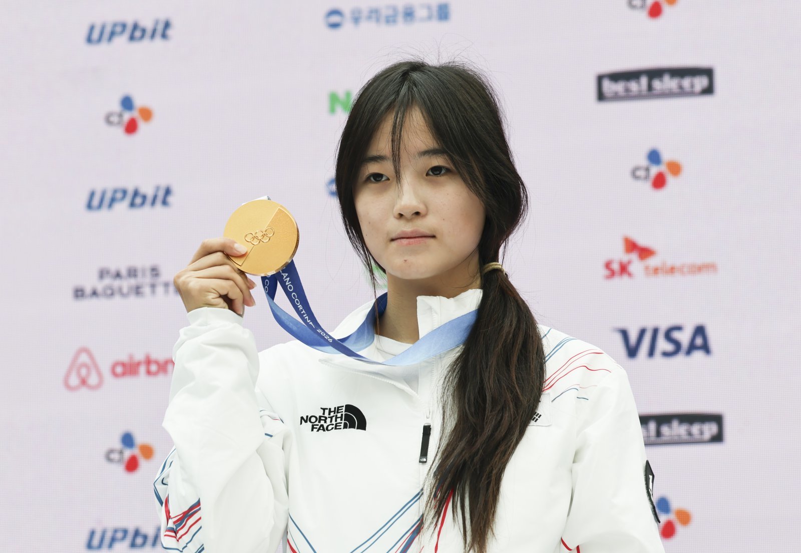 스노보드 여자 하프파이프 금메달리스트 최가온이 14일(한국시간) 밀라노 코리아하우스에서 열린 기자회견을 마친 뒤 금메달을 들어 보이고 있다. 밀라노ㅣ뉴시스