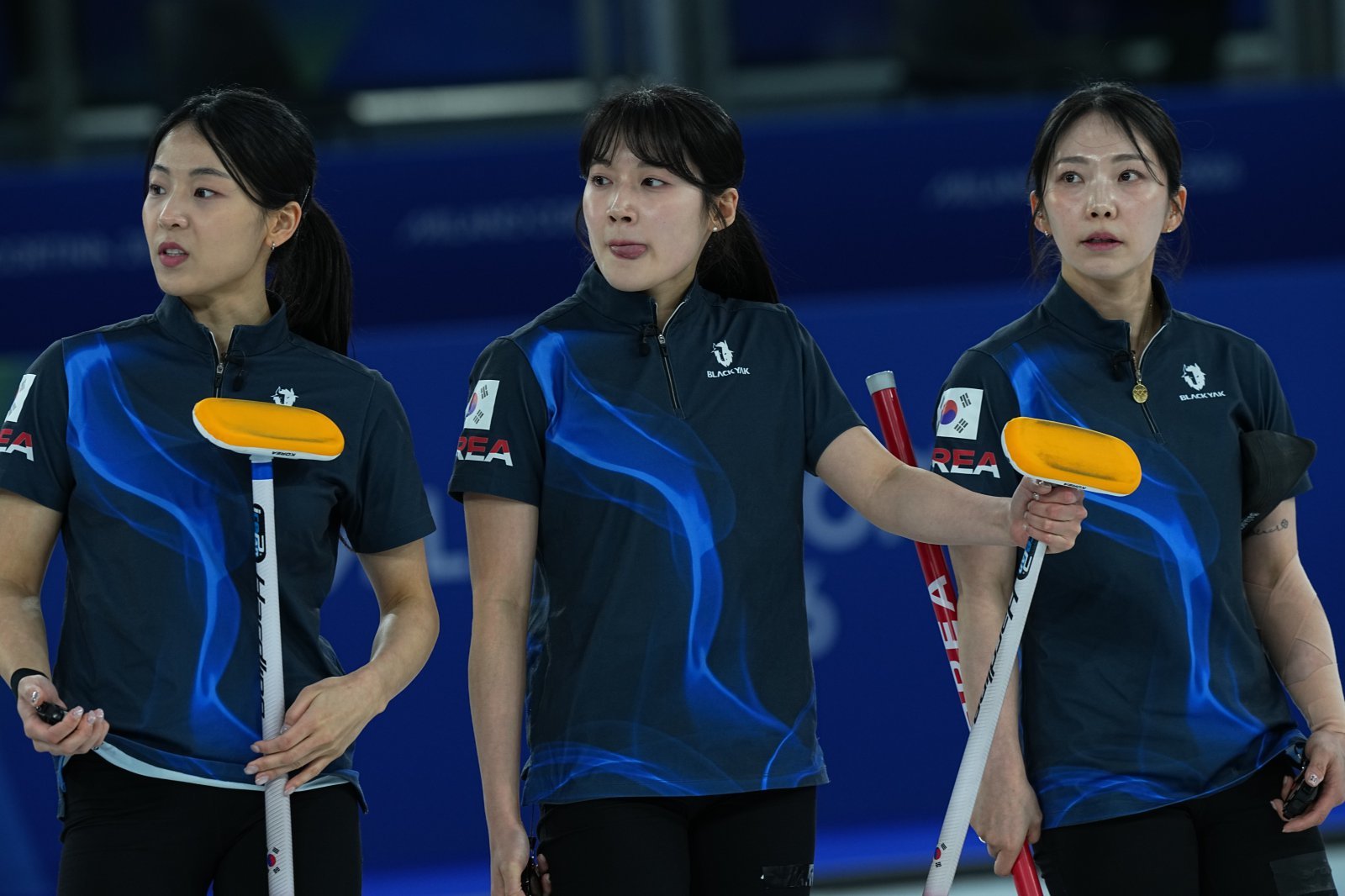 대한민국 여자컬링대표팀이 15일(한국시간) 코르티나 컬링 스타디움서 열린 덴마크전에서 3-6으로 졌다. 경기 중인 김민지, 설예은, 김수지(왼쪽부터). 코르티나ㅣAP뉴시스