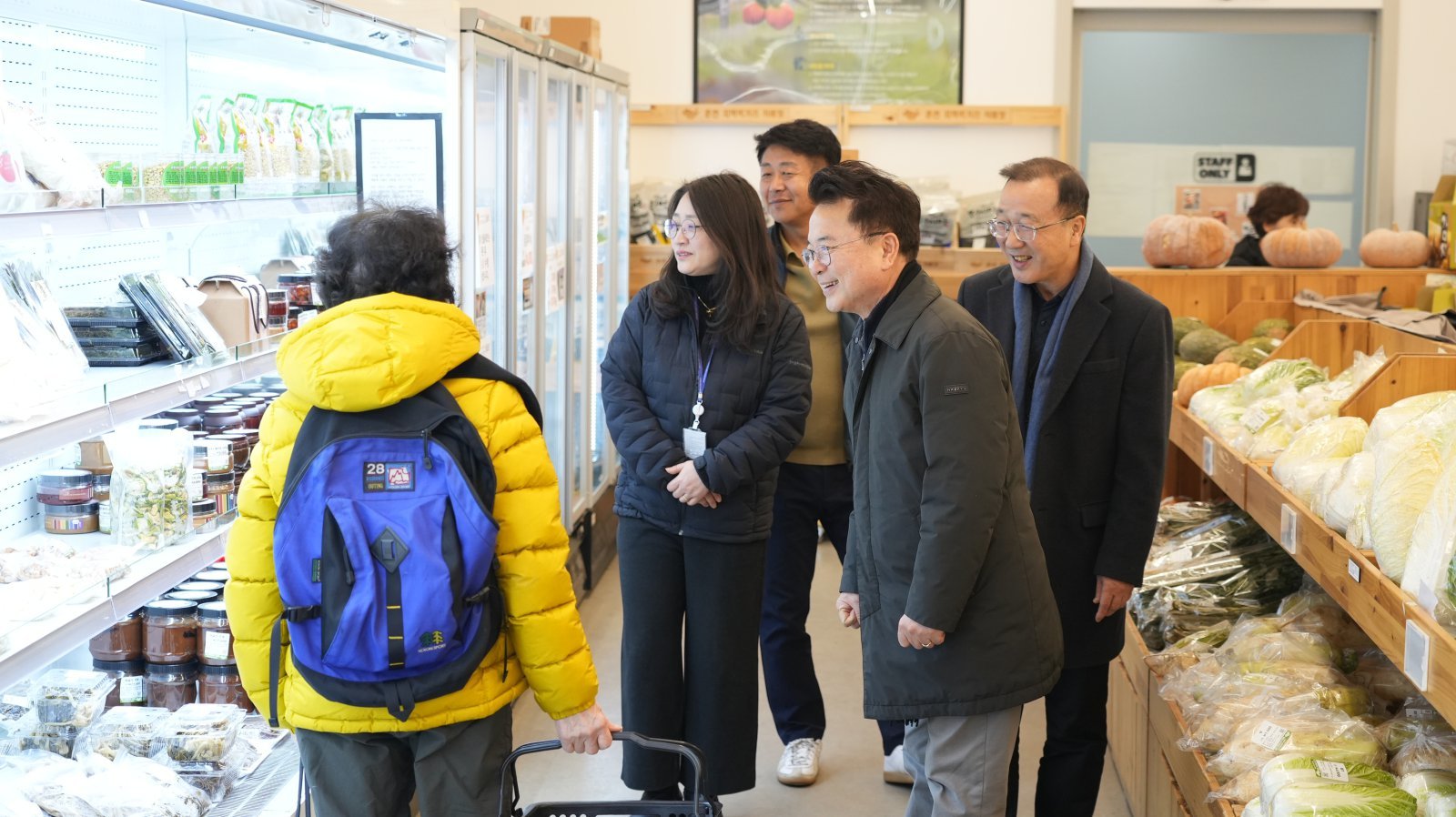 춘천지역먹거리 직매장 방문. 춘천시 제공